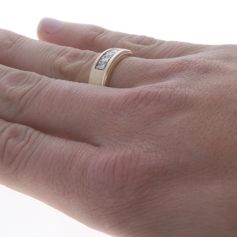Alliance en or jaune pour hommes avec diamants - 10k Round Cut .38ctw Five-Stone Ring Excellent état - En vente à Greensboro, NC