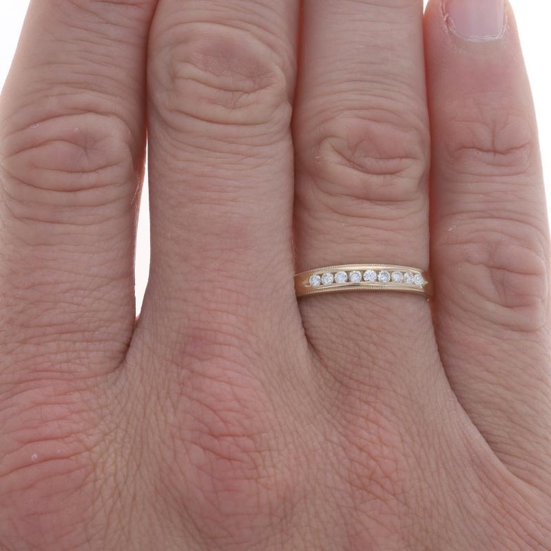 Taille ronde Alliance en or jaune avec diamant pour homme - 14k Rd .24ctw Channel Set Milgrain Ring en vente