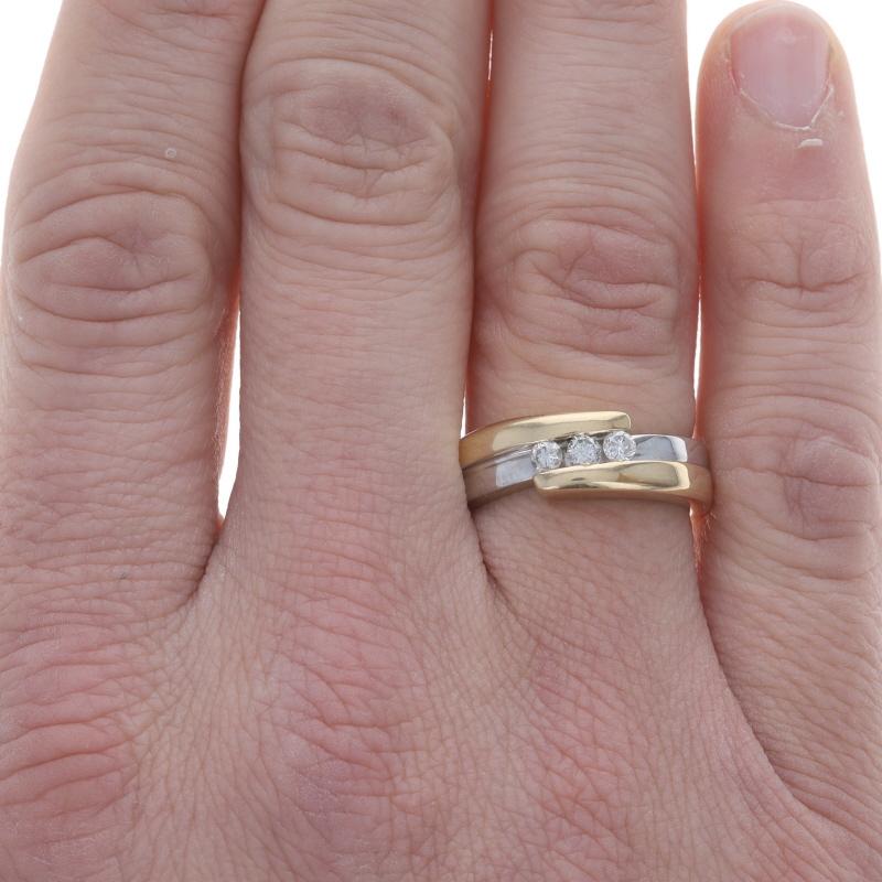 Taglio rotondo Fede nuziale da uomo in oro giallo con diamanti - 14k Round 1/3ctw Three-Stone Bypass in vendita