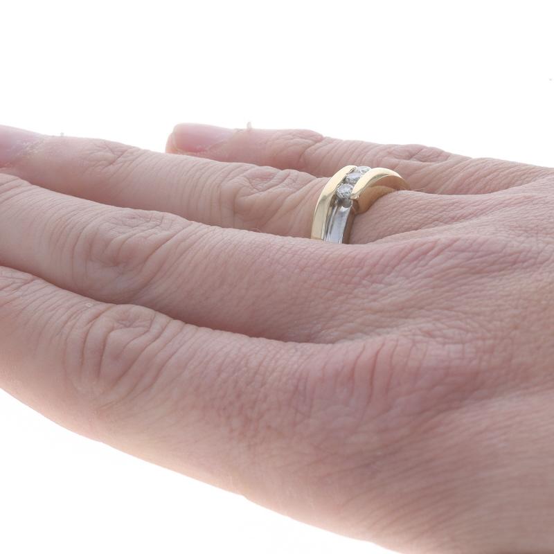 Uomo Fede nuziale da uomo in oro giallo con diamanti - 14k Round 1/3ctw Three-Stone Bypass in vendita