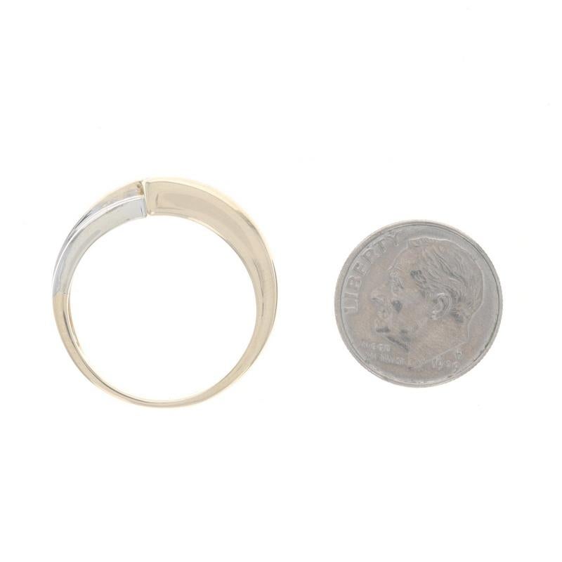 Fede nuziale da uomo in oro giallo con diamanti - 14k Round 1/3ctw Three-Stone Bypass in vendita 1
