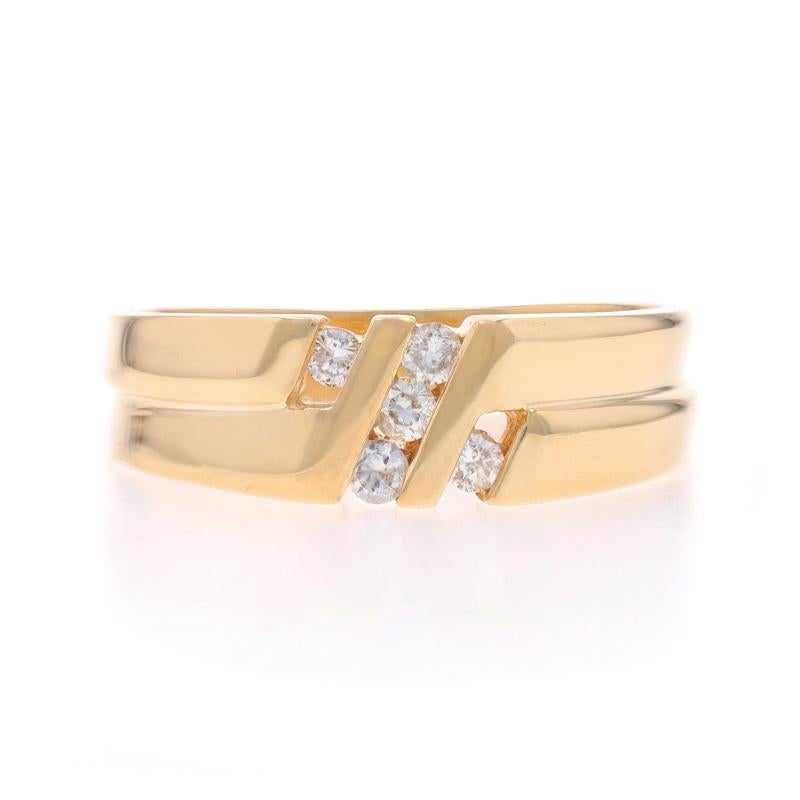 Taille : 8 3/4
Frais de taille : Up&Up 2 tailles pour $40 ou Down 1 1/2 tailles pour $30

Contenu du métal : Or jaune 14k

Informations sur les pierres

Diamants naturels
Carat(s) : .15ctw
Coupe : Brillant rond
Couleur : H - I
Clarté : SI2 -