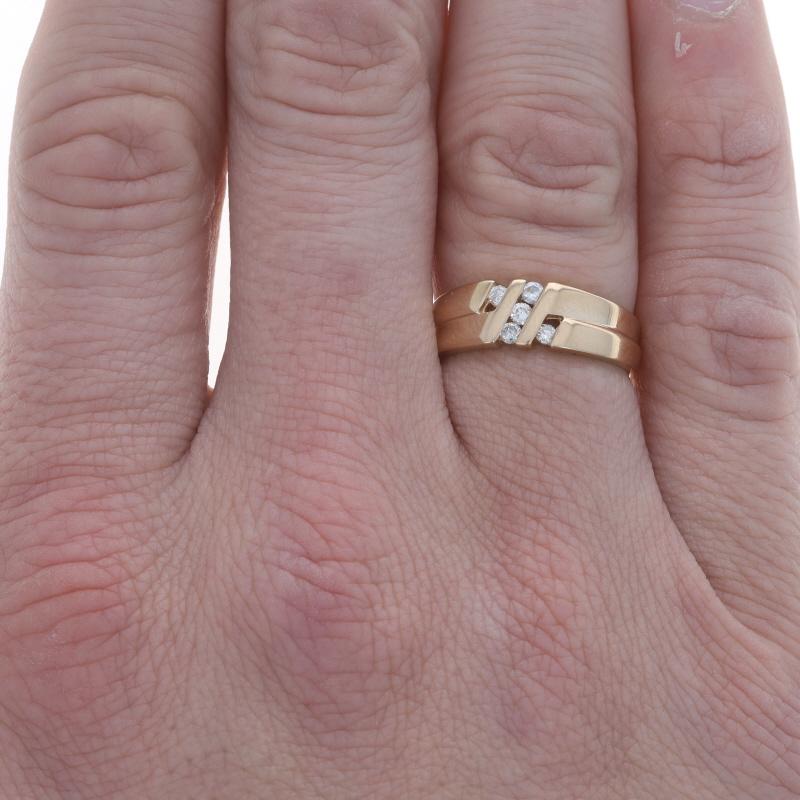 Taille ronde Alliance en or jaune pour homme avec diamant - 14k Round .15ctw Channel Set Ring en vente
