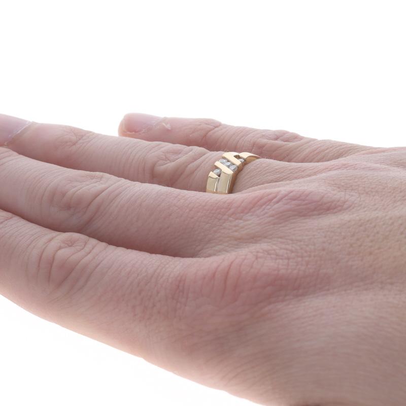 Alliance en or jaune pour homme avec diamant - 14k Round .15ctw Channel Set Ring Pour hommes en vente