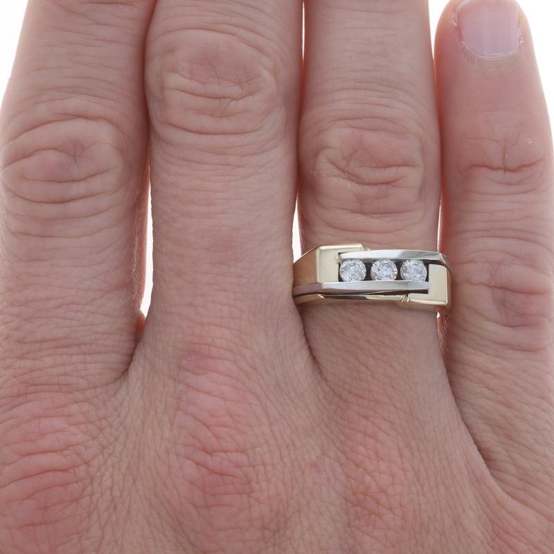 Taille ronde Alliance pour homme en or jaune avec diamant - 14k Round .60ctw Three-Stone Ring en vente