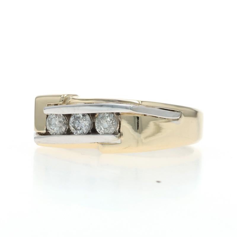Alliance pour homme en or jaune avec diamant - 14k Round .60ctw Three-Stone Ring Excellent état - En vente à Greensboro, NC