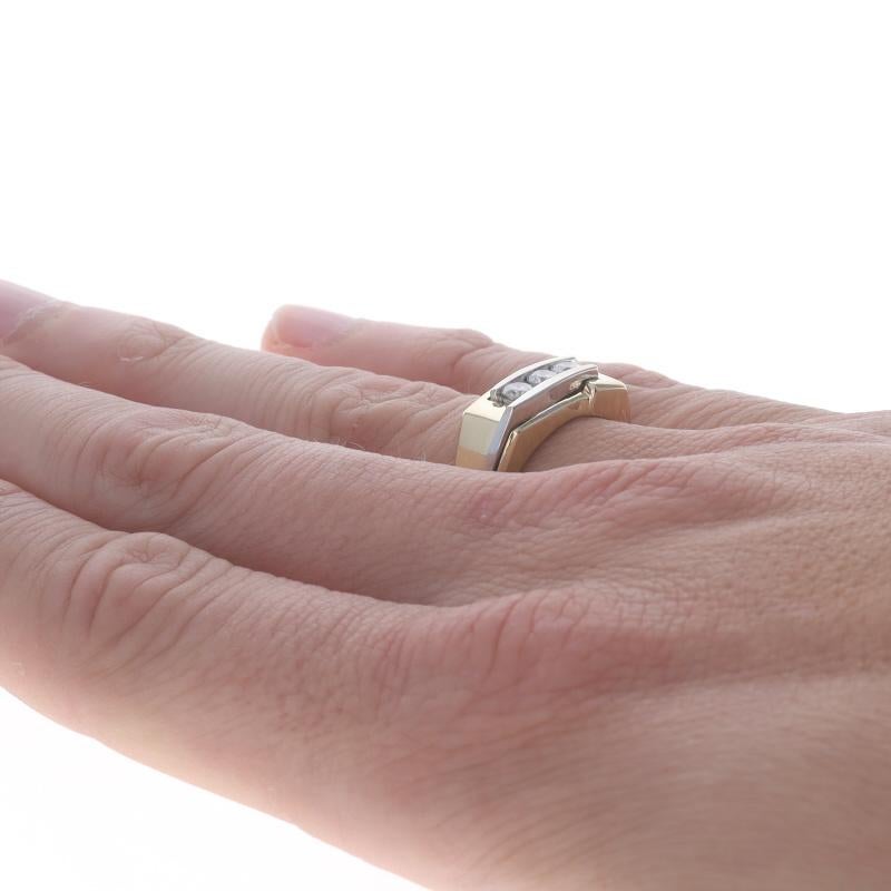 Alliance pour homme en or jaune avec diamant - 14k Round .60ctw Three-Stone Ring Pour hommes en vente