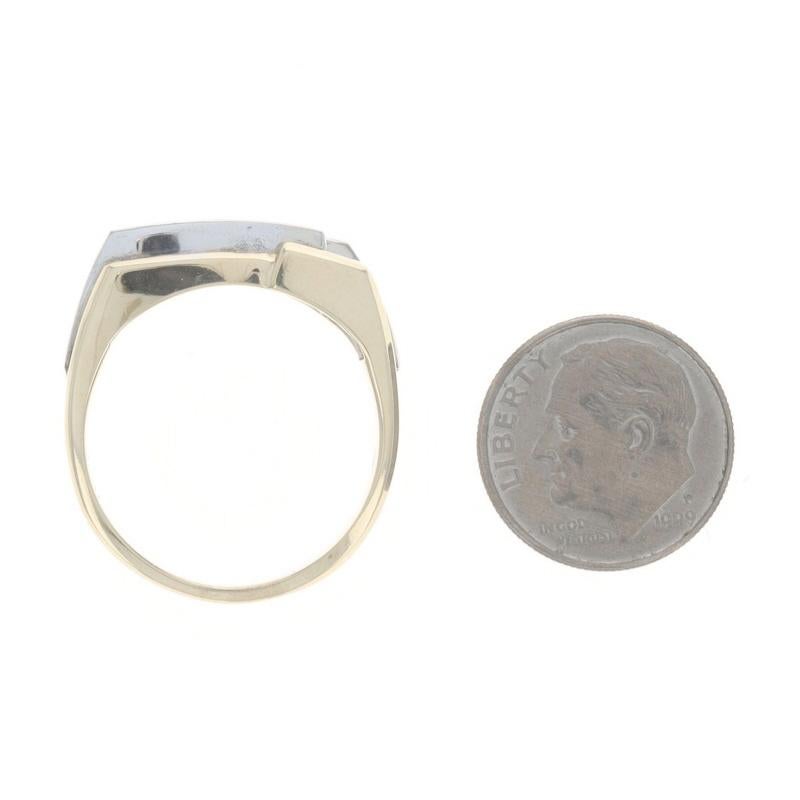 Alliance pour homme en or jaune avec diamant - 14k Round .60ctw Three-Stone Ring en vente 1