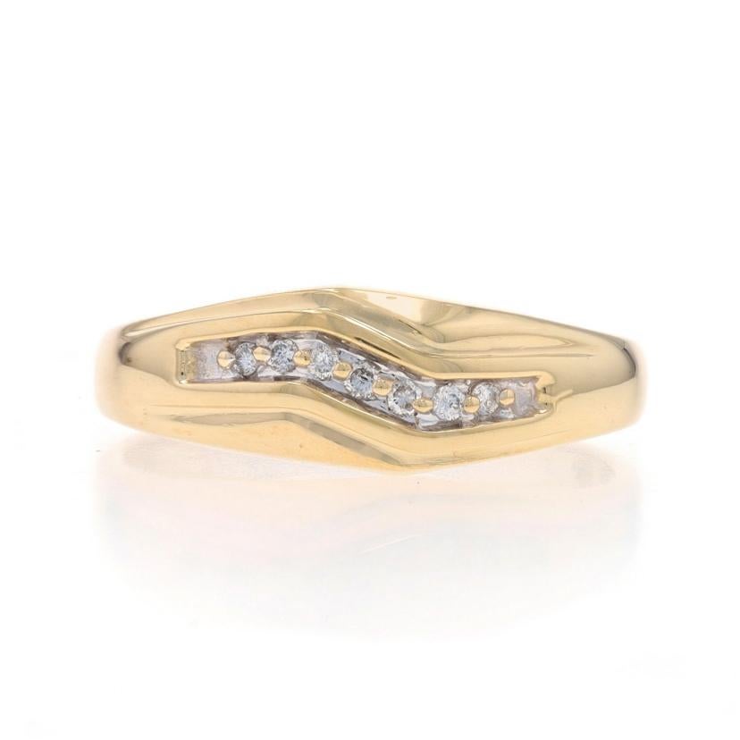 Taille : 8 3/4
Frais de taille : Up&Up 2 tailles pour $40 ou Down 1 taille pour $40

Contenu métallique : Or jaune 14k et or blanc 14k

Informations sur les pierres

Diamants naturels
Carat(s) : .07ctw
Coupe : Brillant rond
Couleur : G - H
Clarté :