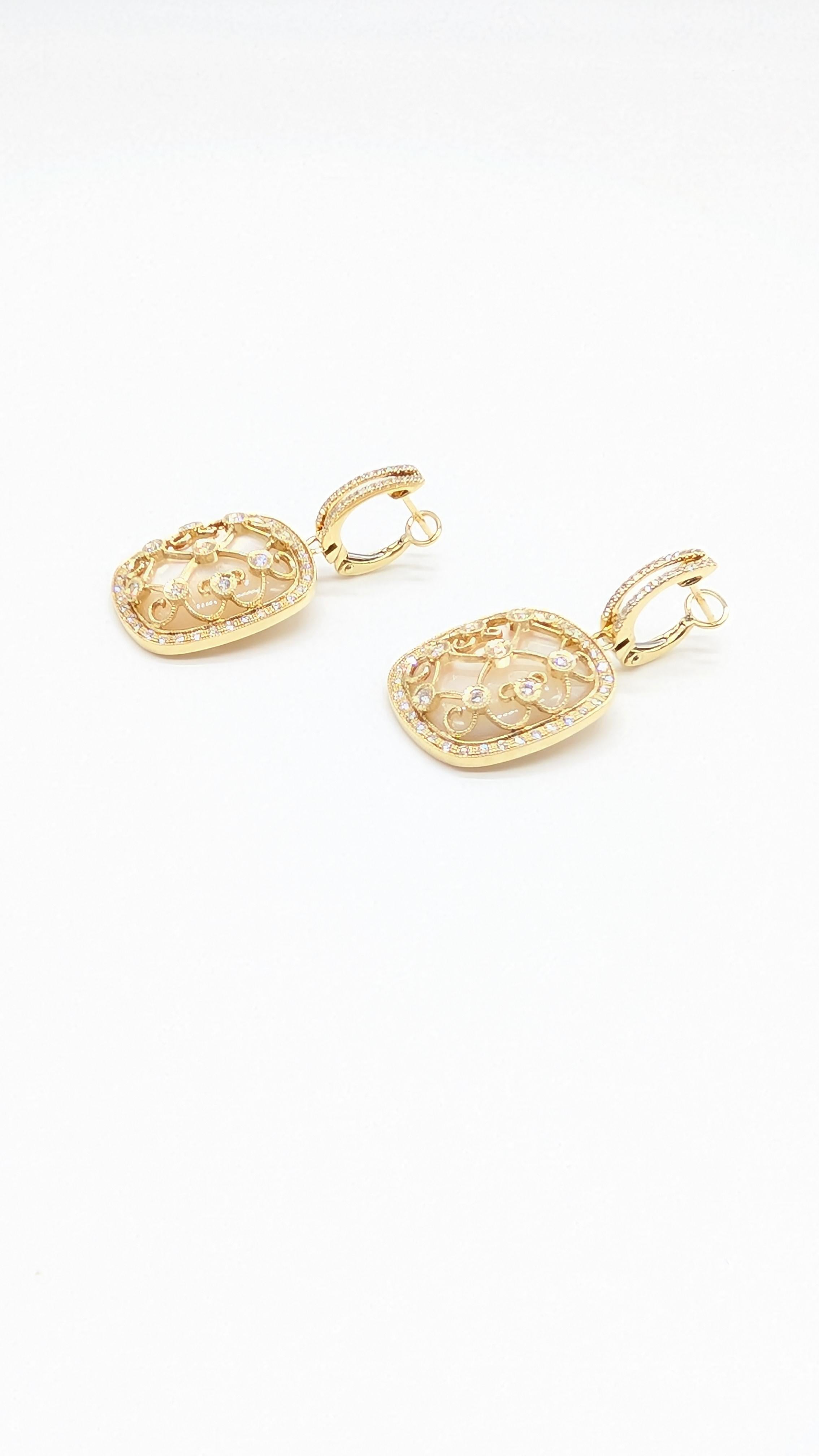 Eleganti orecchini in oro giallo 14K con diamanti e madreperla - 1,05 carati di diamanti, 13,56 carati di madreperla

Espressione senza tempo di eleganza e maestria, questi squisiti orecchini sono realizzati in luminoso oro giallo 14 carati e