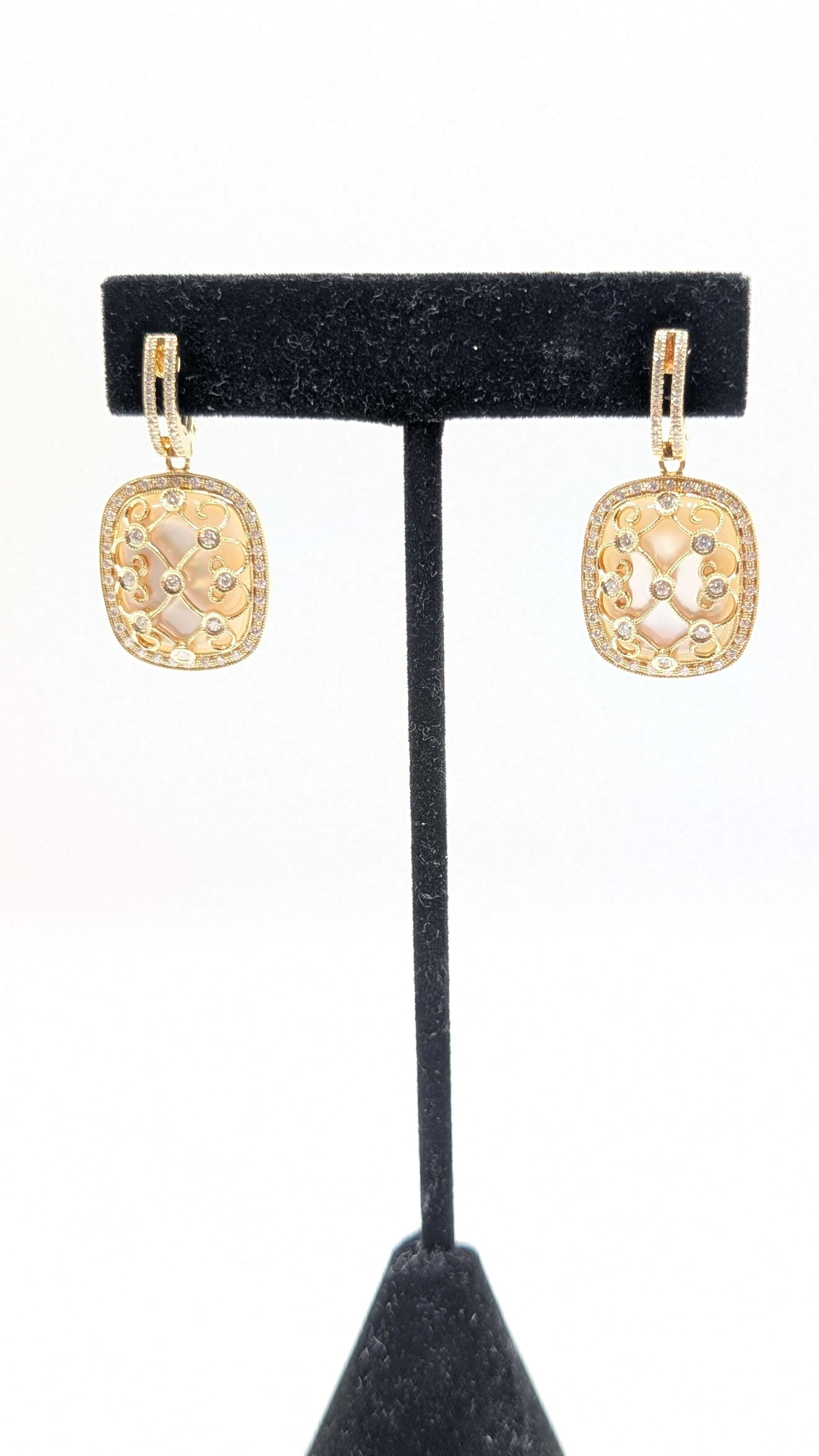 Orecchini in oro giallo con diamanti e madreperla - Diamanti 1,05ct, MOP 13,56ct in vendita 2