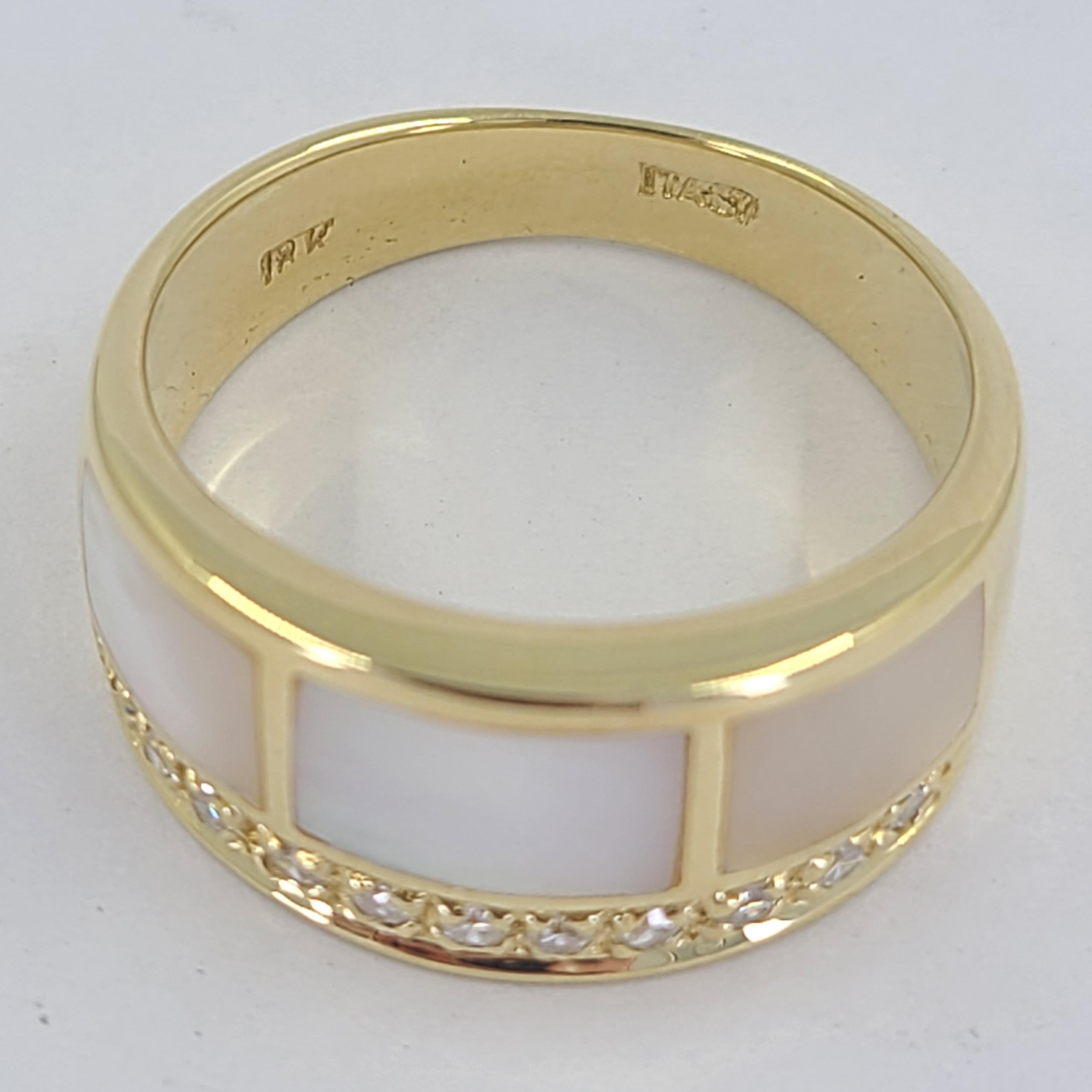 Round Cut Yellow Gold, Diamond & Mother of Pearl Inlay Band