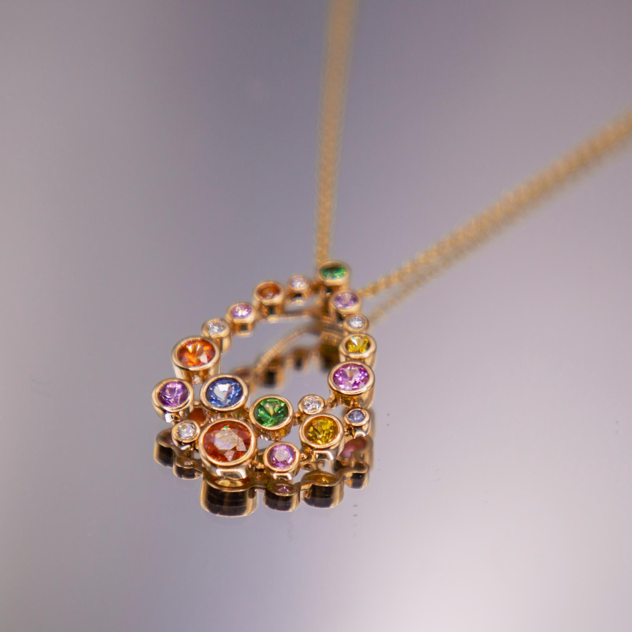 Dieser exquisite Anhänger aus 14-karätigem Gelbgold zeichnet sich durch eine einzigartige Birnenform aus, die in der Mitte offen ist. Der Anhänger ist mit 0,08 Karat funkelnden runden Diamanten und 1,39 Karat lebhaften Zitrinsteinen besetzt, die