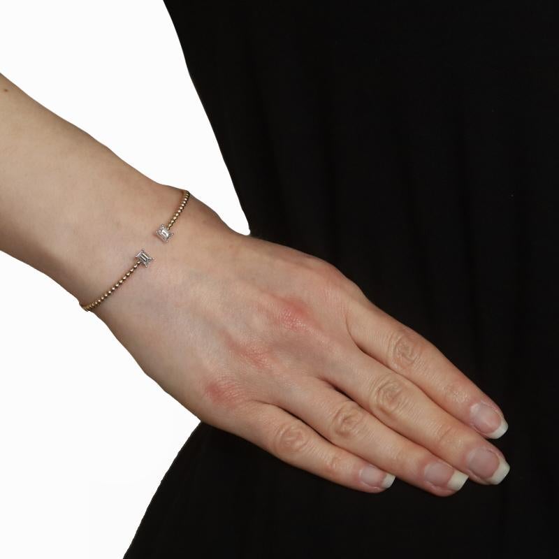 Metallgehalt: 14k Gelbgold & 14k Weißgold

Informationen zu Stein
Natürliche Diamanten
Karat(e): .69ctw
Schnitt: Baguette
Farbe: I - J
Reinheit: VS1 - VS2

Karat gesamt: .69ctw

Stil: Negativer Raum Flex Armreif
Art des Verschlusses: N/A (gleitet