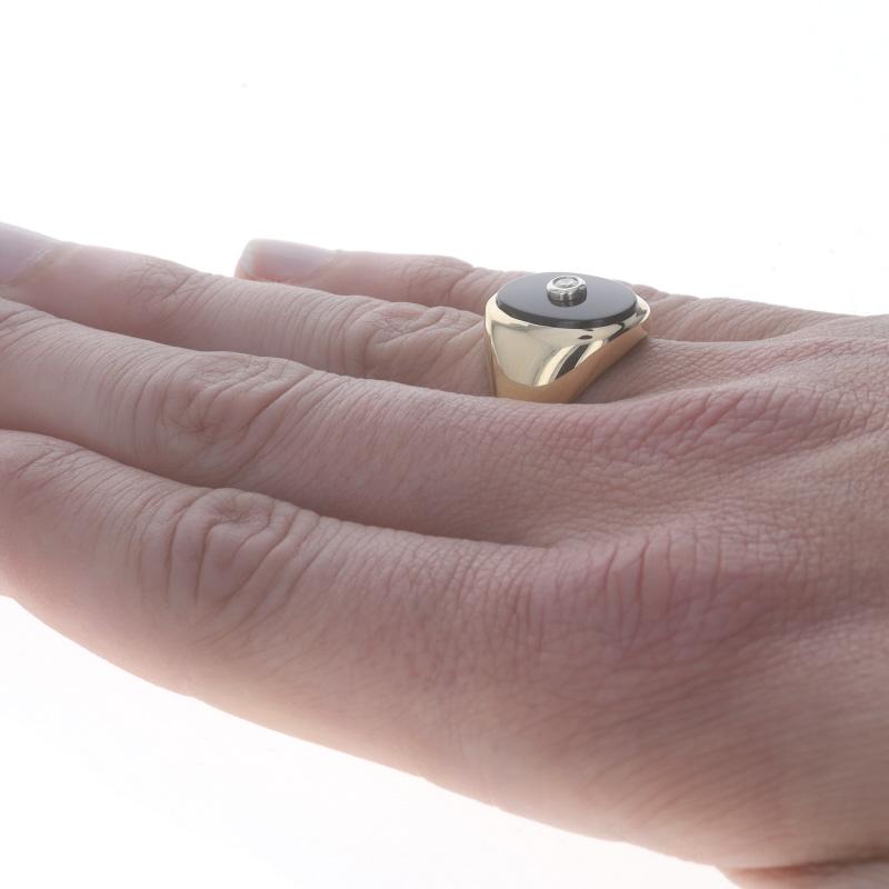 Yellow Gold Diamond & Onyx Men's Ring - 14k Round Brilliant In Excellent Condition For Sale In Greensboro, NC