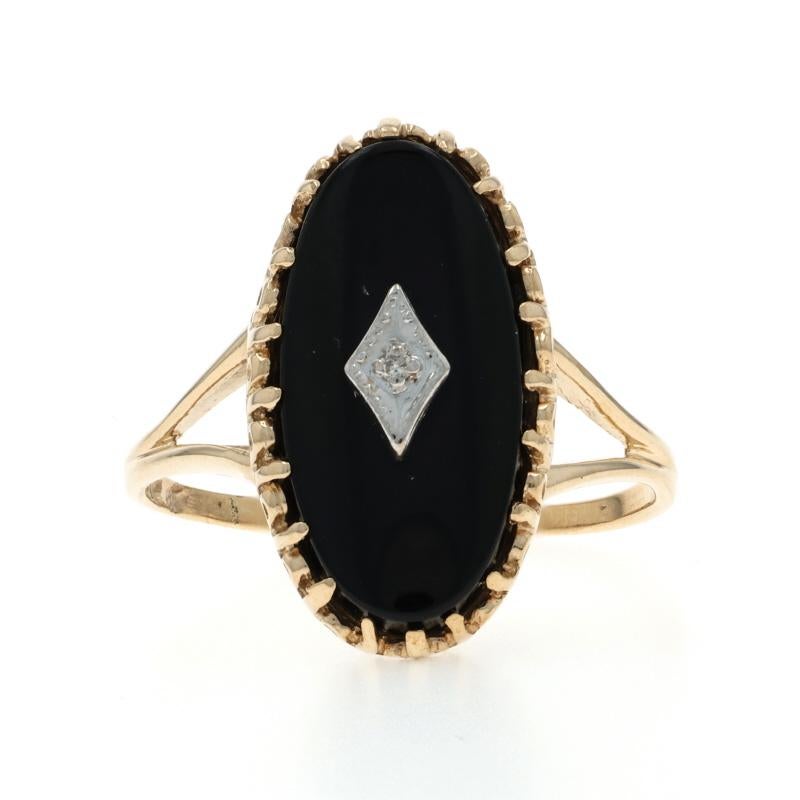 Taille : 11 1/2
Frais de taille : 3 tailles en moins pour 30

Contenu métallique : Or jaune 10k et or blanc 10k

Informations sur les pierres

Diamant naturel
Carat(s) : Petit
Coupe : Simple

Onyx naturel

Style : Solitaire avec