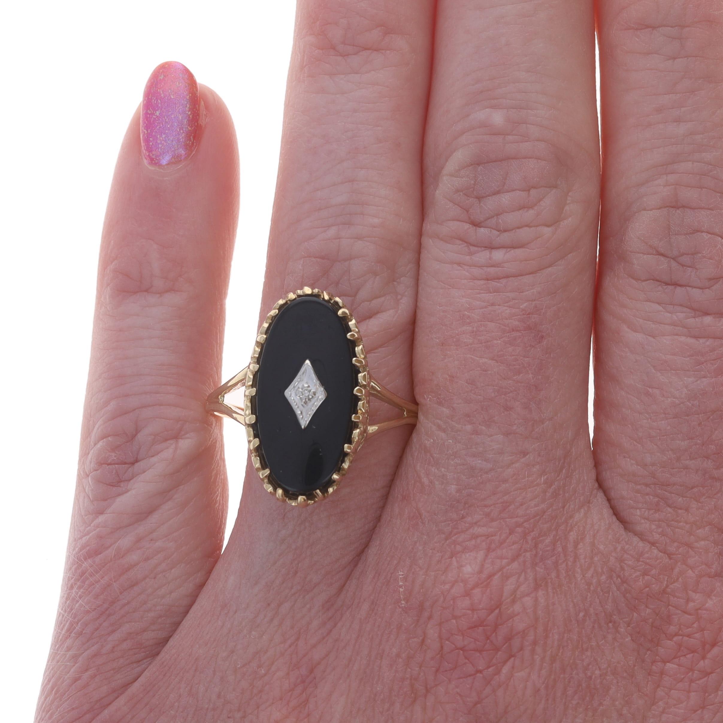 Taille simple Bague en or jaune avec diamant et onyx - 10k Single en vente