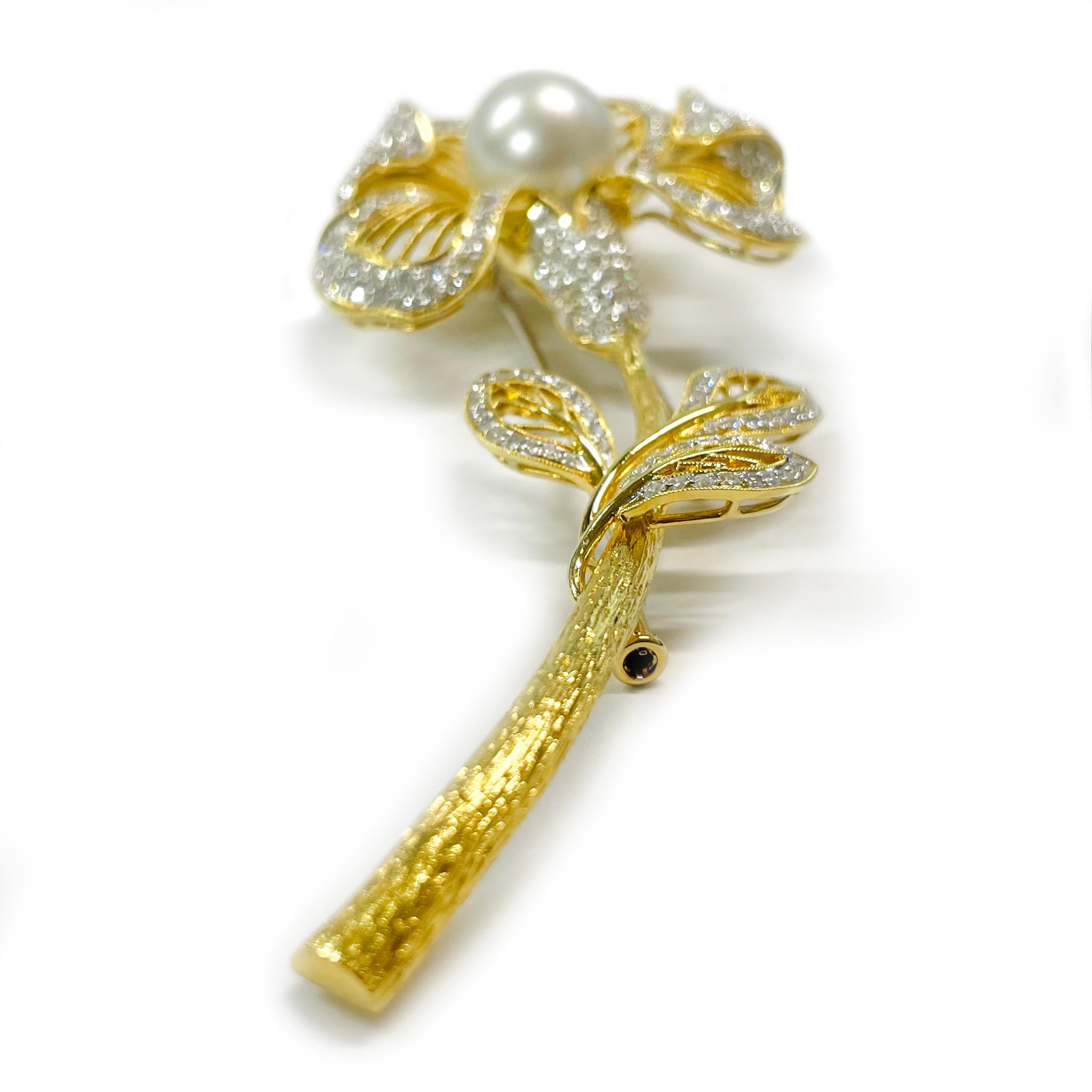 Round Cut Yellow Gold Diamond Pearl Flower Brooch For Sale
