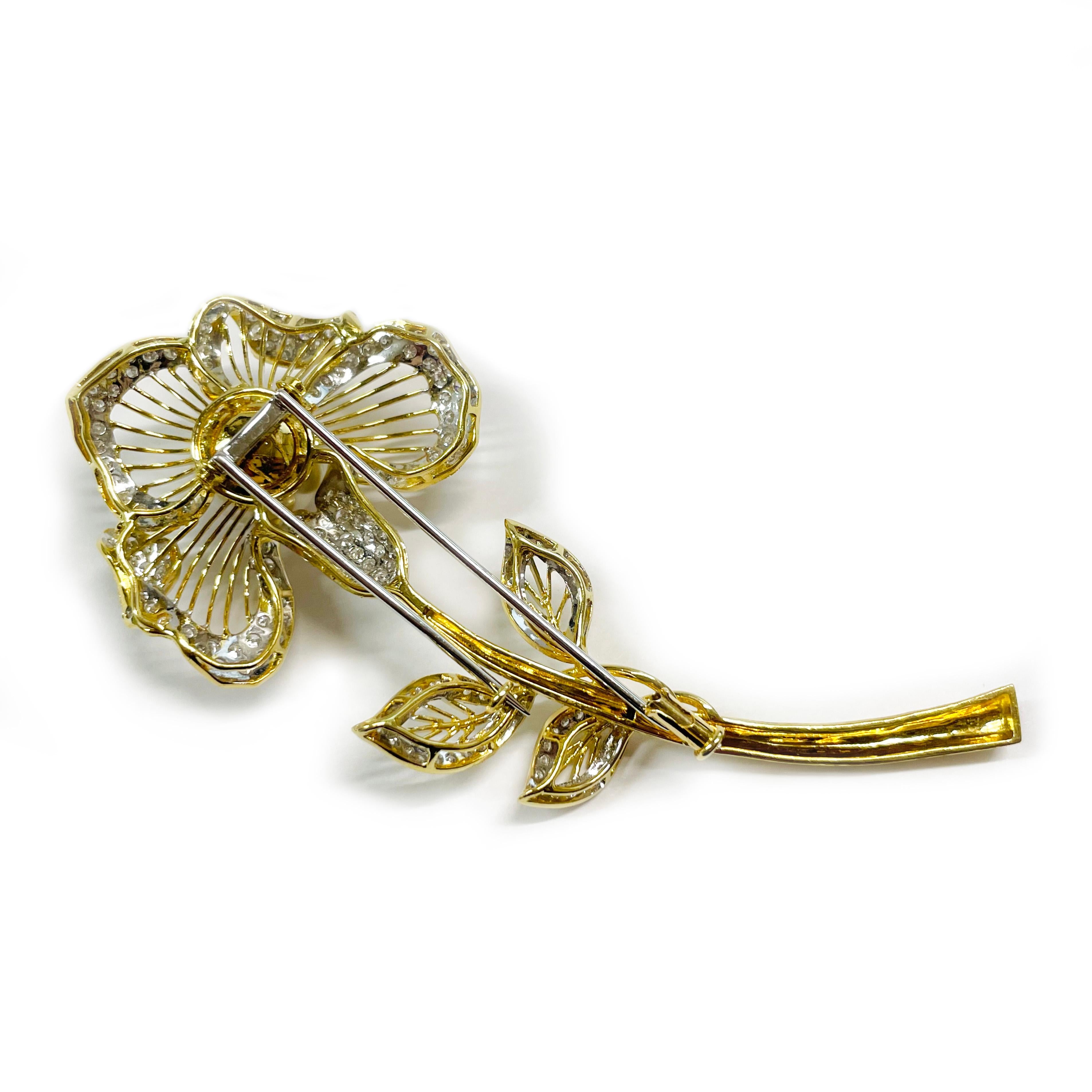 Broche fleur en or jaune, diamant et perle Bon état - En vente à Palm Desert, CA