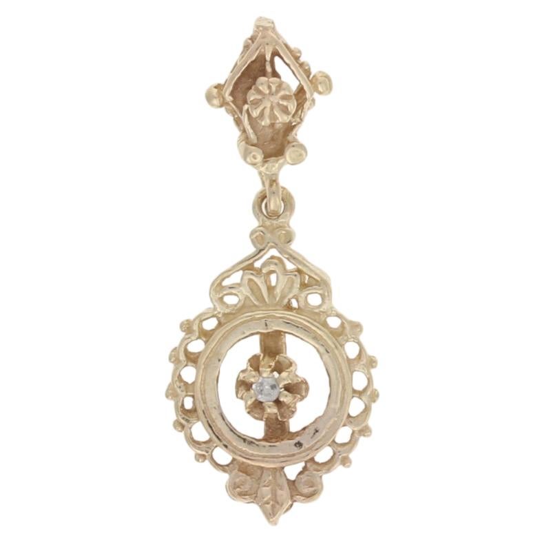 Entwurf: Vintage-inspiriert

Metall Inhalt: 14k Gelbgold

Informationen zum Stein: 
Natürlicher Diamant 
Klarheit: I2
Farbe: G
Schnitt: Einfach
Karat: 0,01ct

Abmessungen:
Höhe (ab ausgefahrenem Bügel): 1