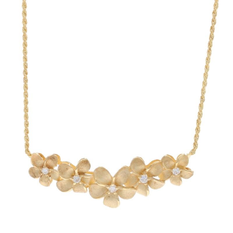 Design/One:  Plumeria

Metallgehalt: 14k Gelbgold

Informationen zu Stein

Natürliche Diamanten
Karat(e): .20ctw
Schliff: Runder Brillant
Farbe: G - H
Reinheit: VS1 - VS2

Karat gesamt: .20ctw

Stil: Bar
Stil der Kette: Seil
Halskette Stil: