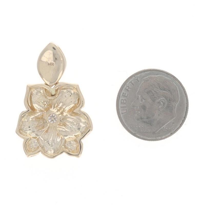 Ciondolo solitario con diamante Plumeria in oro giallo - Fiore rotondo .16ct 14k In condizioni ottime in vendita a Greensboro, NC
