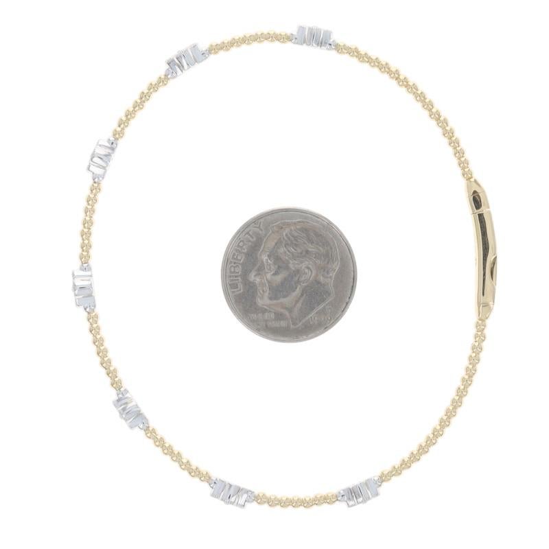 Pulsera brazalete flexible con estación cuatrifoliar de diamantes en oro amarillo 6 3/4