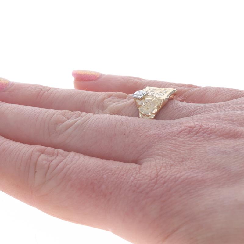 Women's Yellow Gold Diamond Retro Floral Solitaire Ring - 14k Round Brilliant For Sale