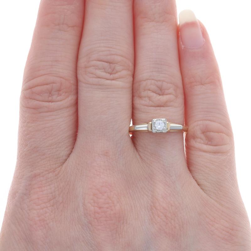 Taille ronde Bague de fiançailles en or jaune avec solitaire rétro en diamant 14k & 18k Rnd .12ct Vintage en vente