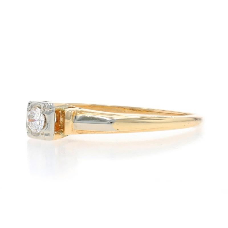 Bague de fiançailles en or jaune avec solitaire rétro en diamant 14k & 18k Rnd .12ct Vintage Excellent état - En vente à Greensboro, NC