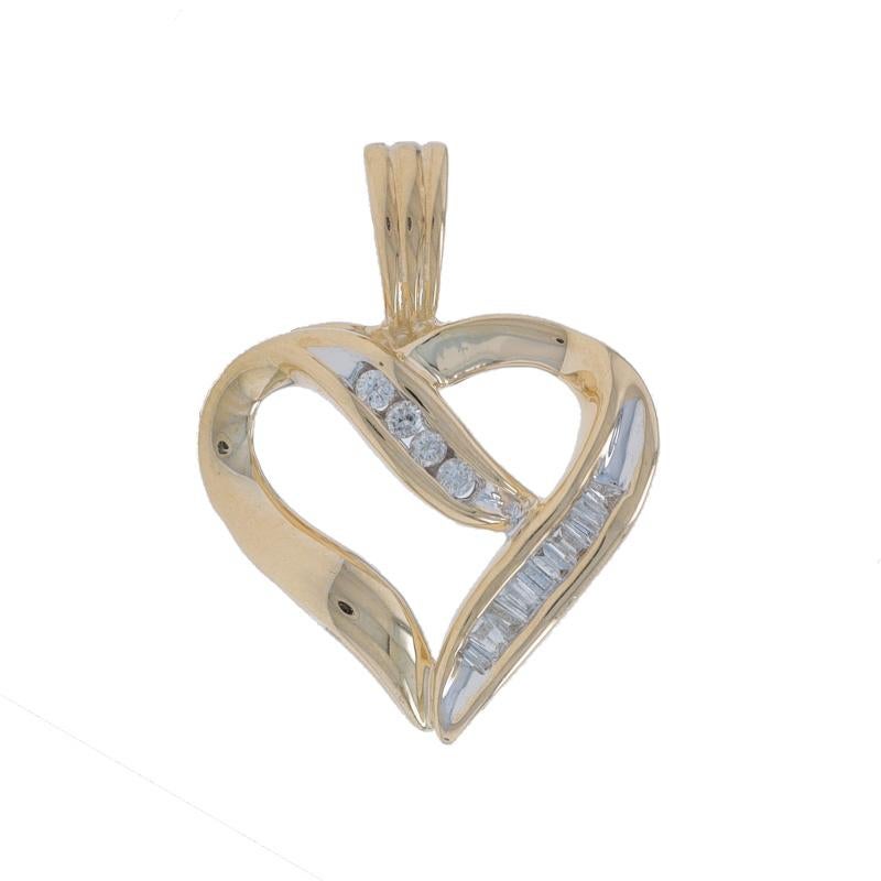 Contenu du métal : Or jaune 10k

Informations sur les pierres

Diamants naturels
Carat(s) : .10ctw
Taille : Ronde, Brilliante et Baguette
Couleur : H - I
Clarté : I1 - I2

Total des carats : .10ctw

Thème : Cœur en ruban, Amour

Mesures

Grandeur (à