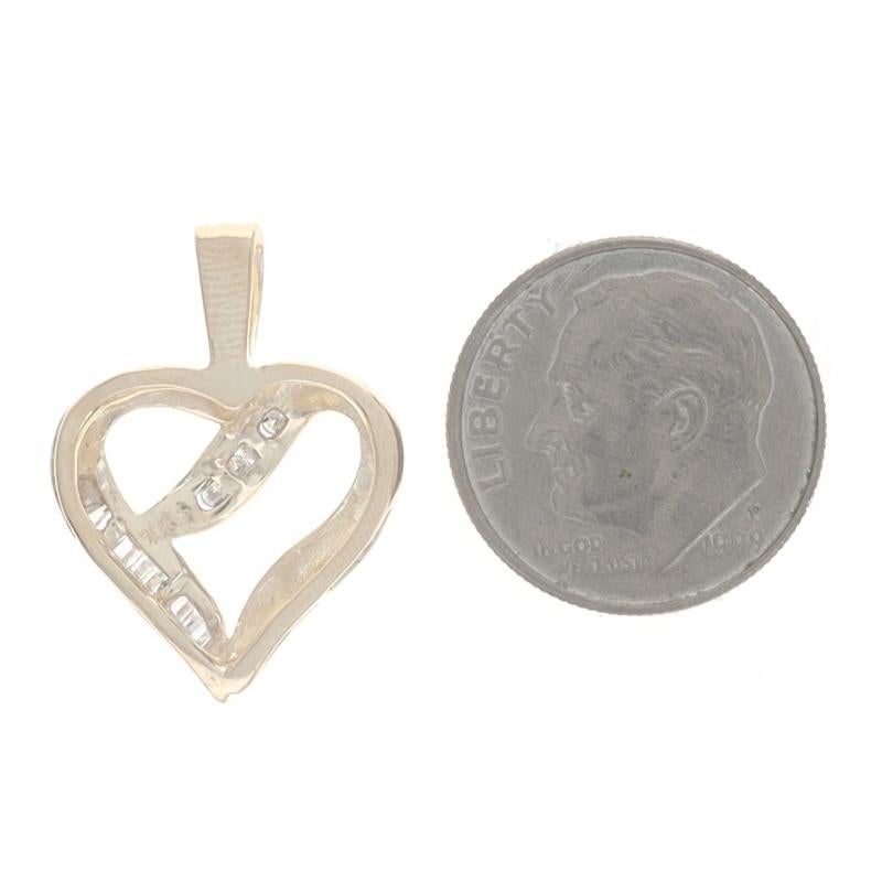 Pendentif en or jaune avec ruban de cœur en diamant - 10k Round & Baguette .10ctw Love Excellent état - En vente à Greensboro, NC