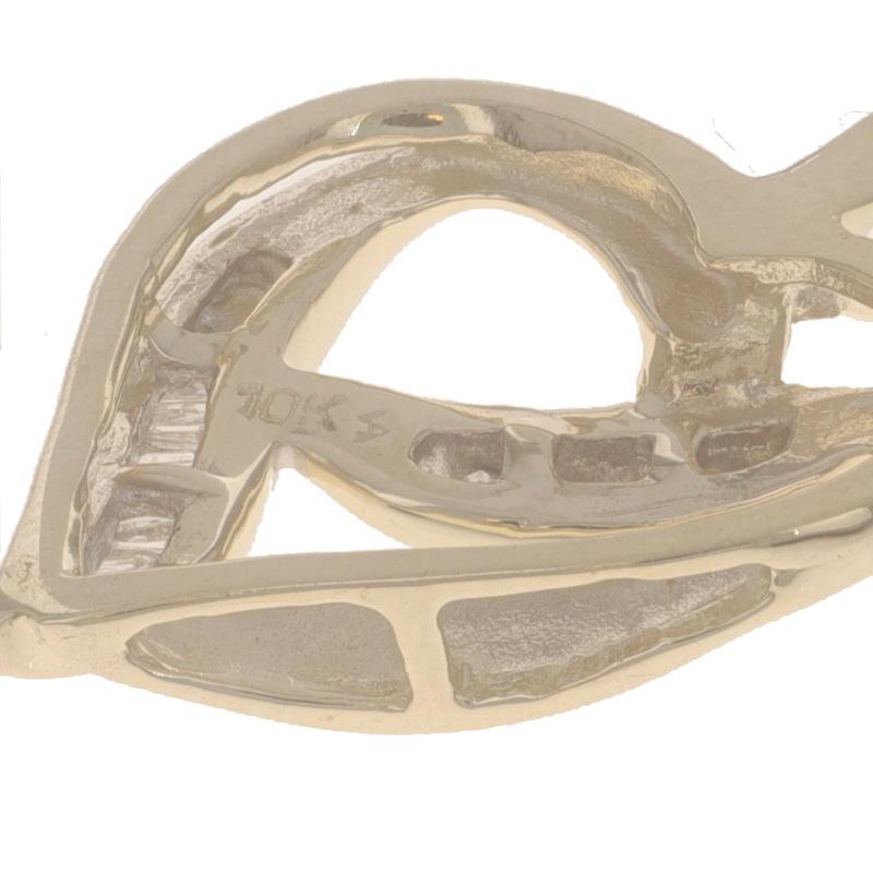 Pendentif en or jaune avec ruban de cœur en diamant - 10k Round & Baguette .10ctw Love Pour femmes en vente