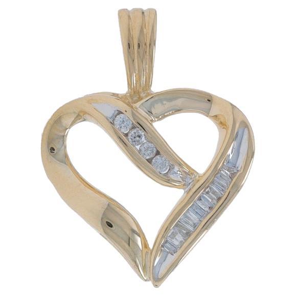 Pendentif en or jaune avec ruban de cœur en diamant - 10k Round & Baguette .10ctw Love