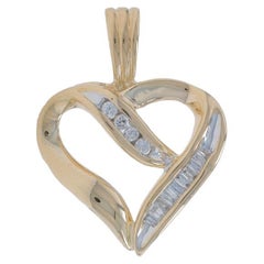 Pendentif en or jaune avec ruban de cœur en diamant - 10k Round & Baguette .10ctw Love