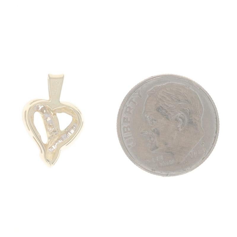 Pendentif en or jaune avec ruban de cœur en diamant - 14k Round & Baguette .20ctw Love Excellent état - En vente à Greensboro, NC