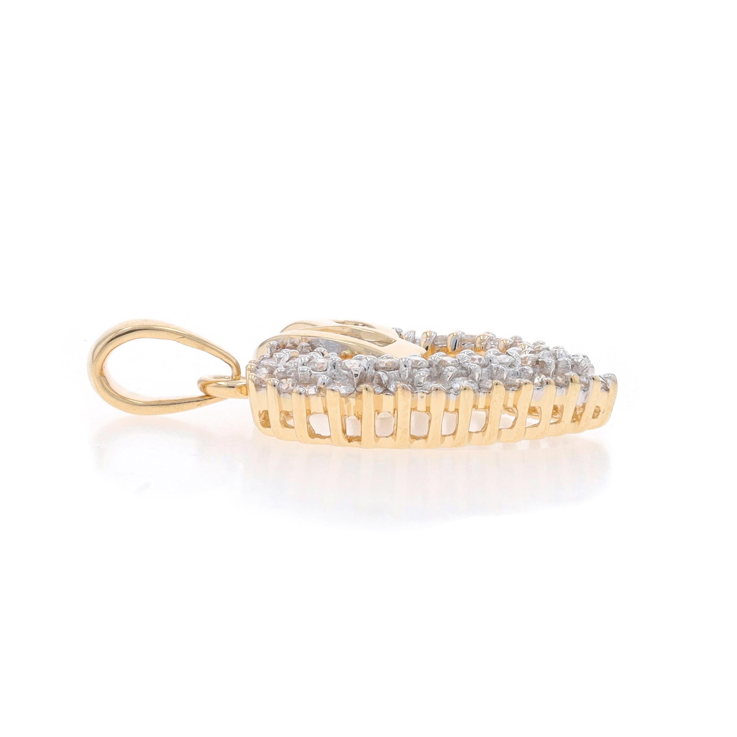 Taglio rotondo Ciondolo a cuore a nastro in oro giallo 14k con diamanti rotondi e baguette da 0,65 ct. in vendita