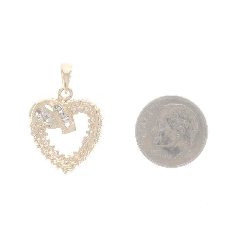 Ciondolo a cuore a nastro in oro giallo 14k con diamanti rotondi e baguette da 0,65 ct. In condizioni ottime in vendita a Greensboro, NC