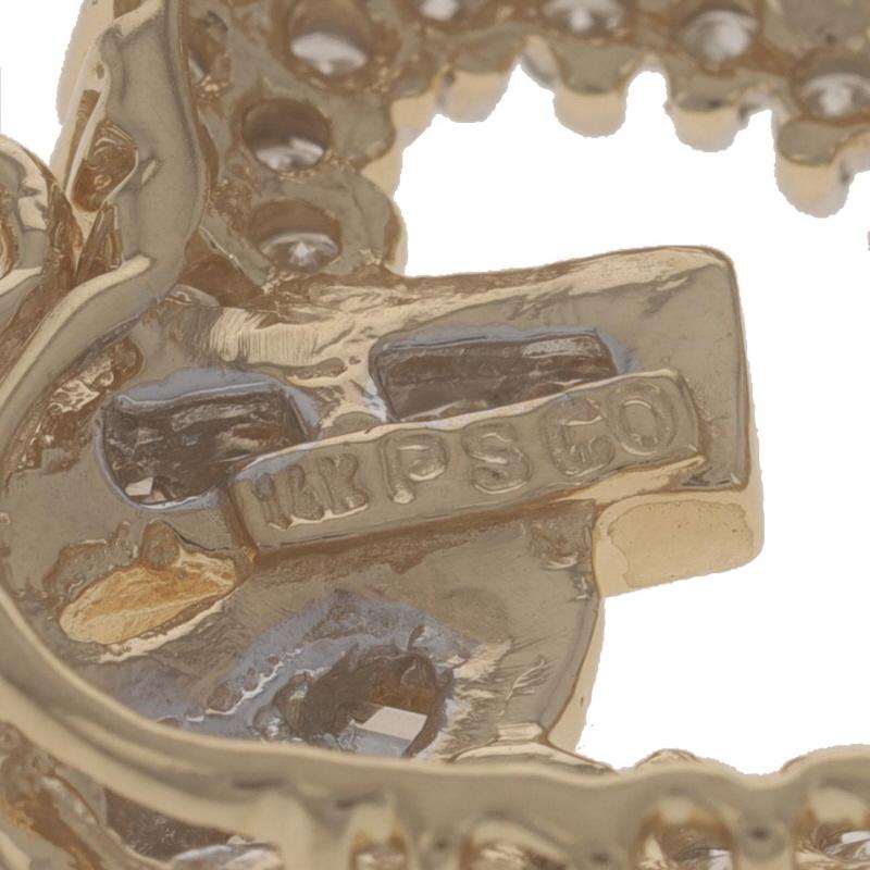 Donna Ciondolo a cuore a nastro in oro giallo 14k con diamanti rotondi e baguette da 0,65 ct. in vendita