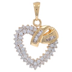 Colgante Corazón Cinta Diamante Oro Amarillo 14k Redondo y Baguette .65ctw Corona de Amor