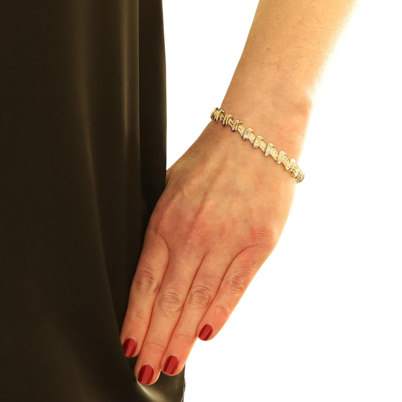 Metallgehalt: 14k Gelbgold

Informationen zu Stein

Natürliche Diamanten
Karat(e): 4.00ctw
Schliff: Rund Brillant & Baguette
Farbe: G - H - I
Klarheit: SI2 - I2

Karat gesamt: 4.00ctw

Armband Style: Link
Verschluss-Typ: Zungenschließe mit