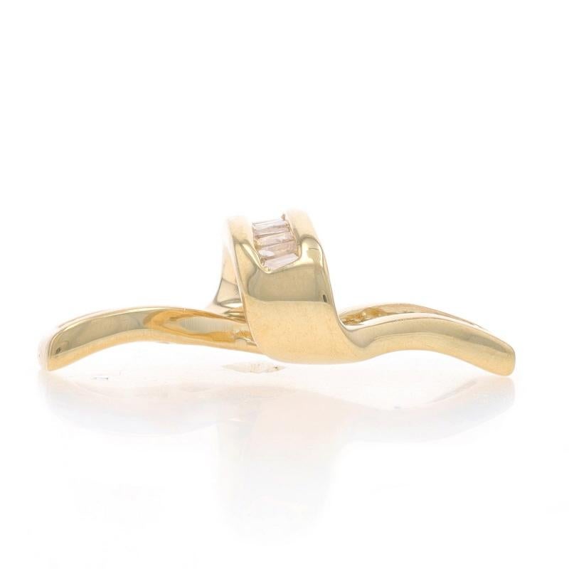 Taglio baguette Ciondolo a nastro in oro giallo con diamante Loop Omega - 14k Baguette .25ctw
