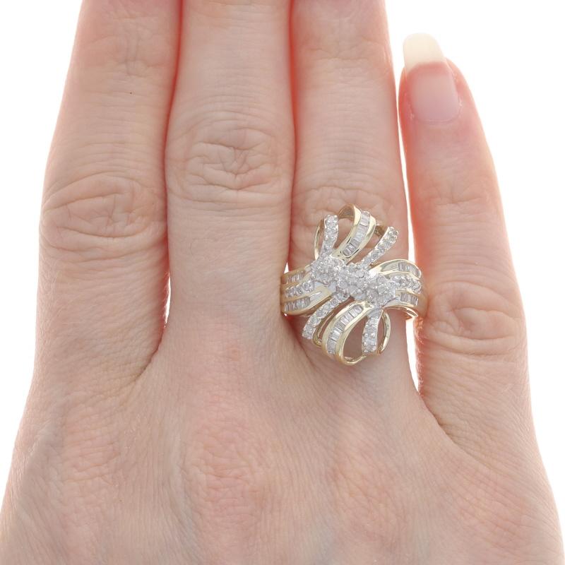 Taille baguette Bague en or jaune avec ruban de diamants - 10k Single Cut & Baguette .50ctw en vente
