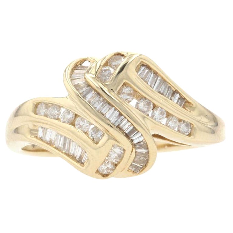 Gelbgold Diamantring, 14k runder Brillant 
Baguetteschliff 2/3ctw Bypass