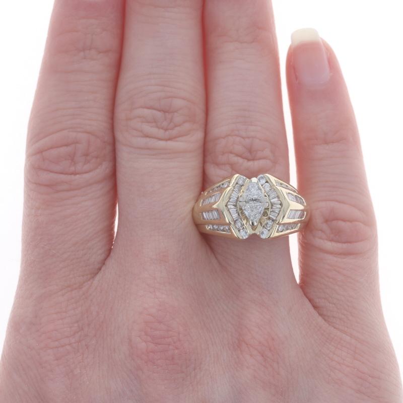 Taille ronde Bague de fiançailles en or jaune 14k Trillion, Round, & Baguette 1,50 ctw en vente