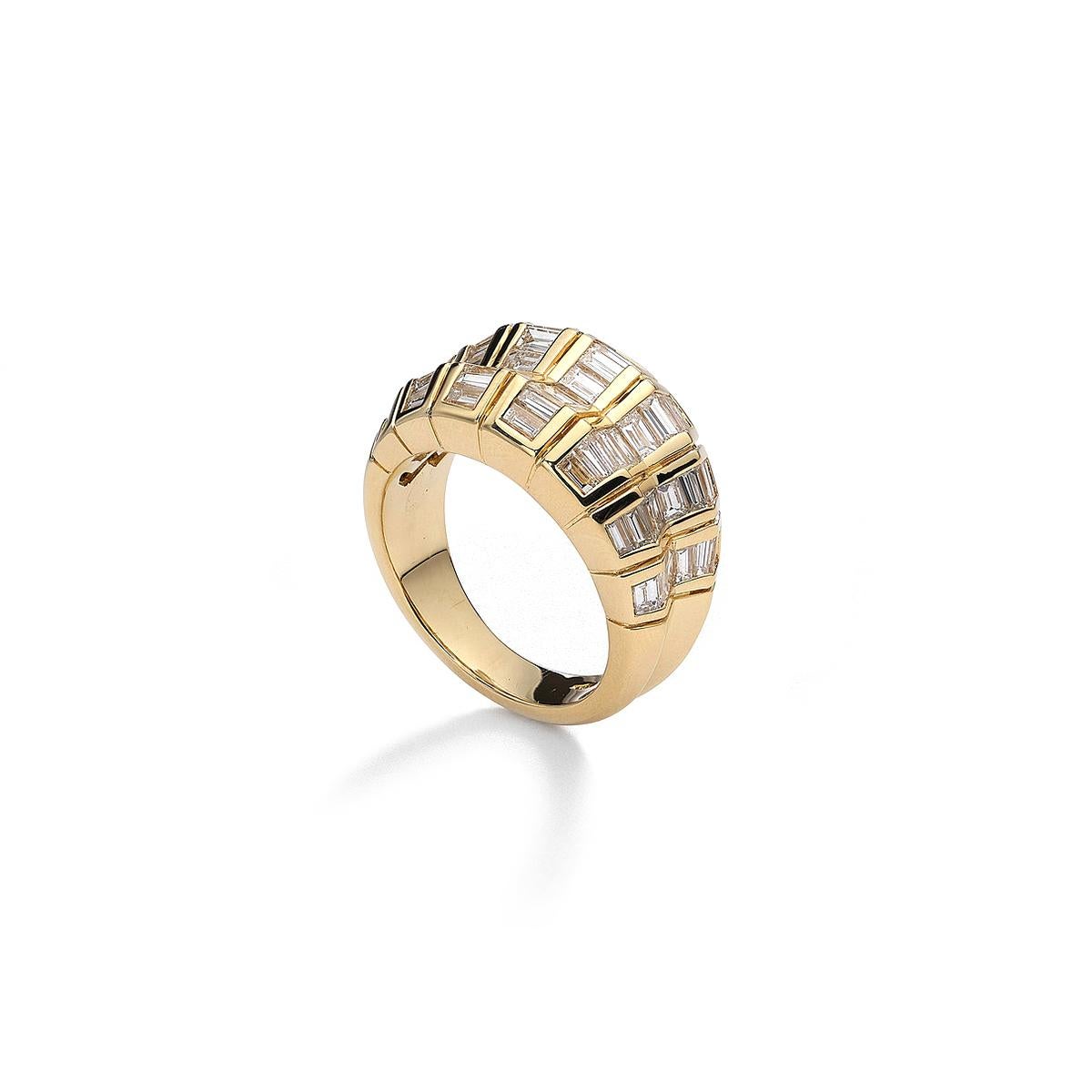 Ring in 18kt yellow gold set with 52 baguette and tapers cut diamonds 3.71 cts Size 53       