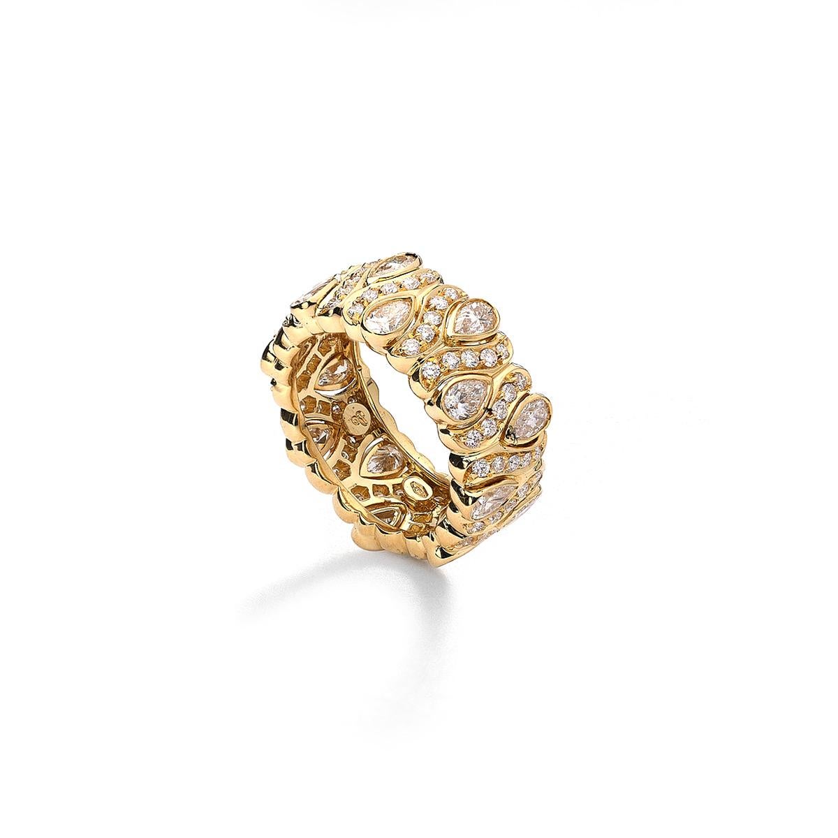 Ring in 18kt yellow gold set with 16 pear-shaped cut diamonds 2.08 cts and 80 diamonds 0.75 cts Size 52,5