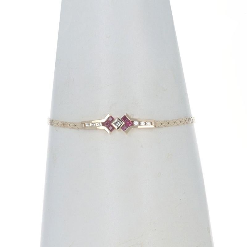 Metallgehalt: 14k Gelbgold

Informationen zu Stein
Natürlicher Diamant
Karat(e): .11ct
Schliff: Asscher
Farbe: K
Klarheit: VS1
Steinnote: (Mitte)

Natürliche Diamanten
Karat(e): .24ctw
Schliff: Runder Brillant
Farbe: K - L
Reinheit: VS1 -