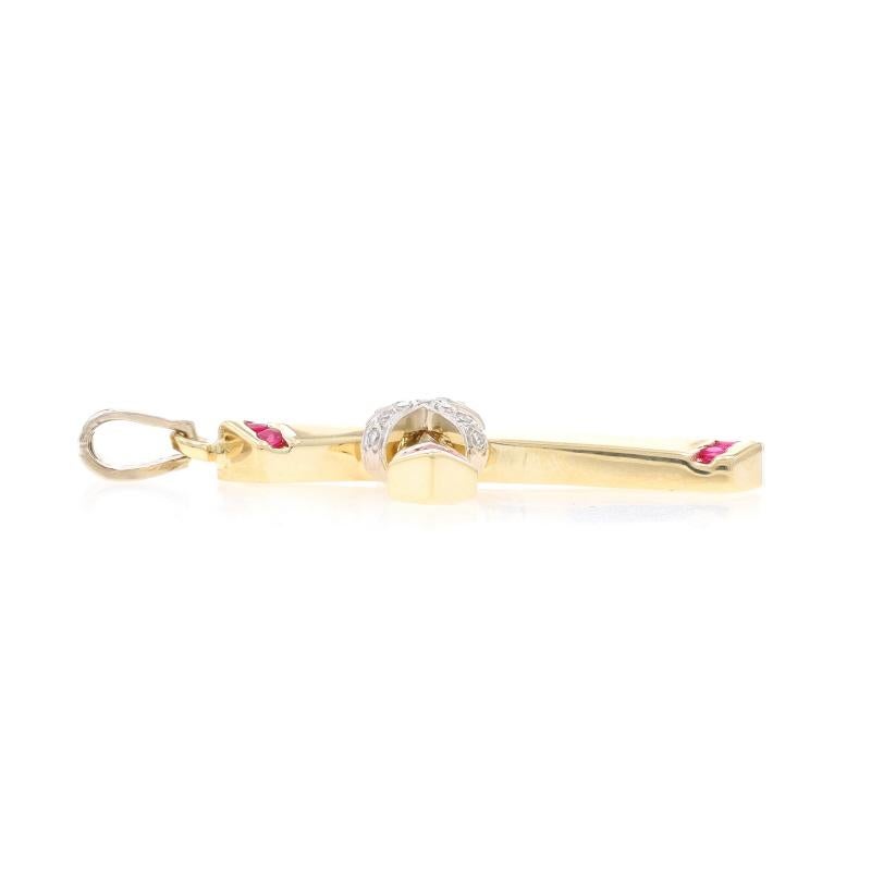 Taglio rotondo Ciondolo a croce in oro giallo con diamante e rubino - 14k Brilliante rotondo 0,60ctw Fede in vendita