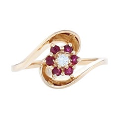 Anello bypass con diamante e fiore di rubino in oro giallo, 14k, brillante rotondo 0,29 ct.